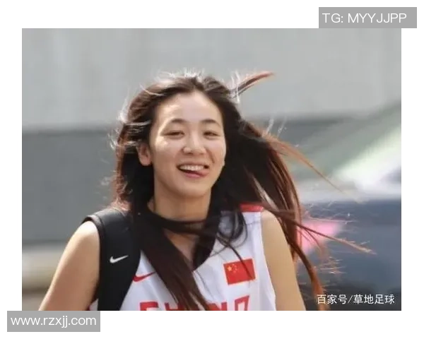 足球明星偶遇羞涩女孩展现温柔一面引发粉丝热议