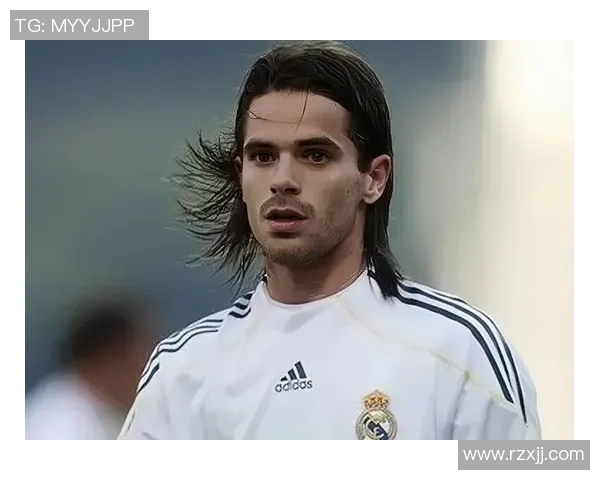 长发飘逸的日本足球明星男孩展现独特魅力与风采 长发飘逸的日本足球明星男孩展现独特魅力与风采